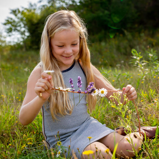 Kikkerland Design Inc - Huckleberry Make Your Own Fresh Flower Necklace